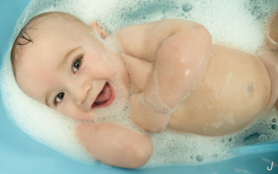 宝宝一洗澡就哭，学会5个方法1秒停止哭闹