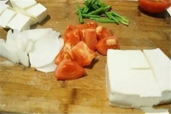 清炖鲫鱼怎么做给孩子吃才有营养,家常炖鲫鱼正宗做法