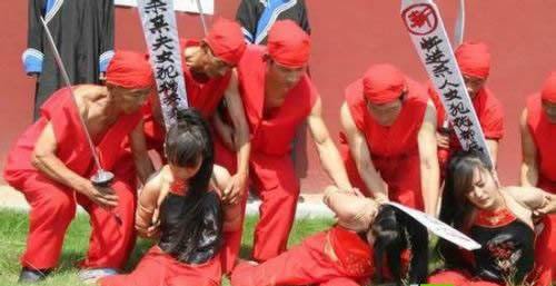 白富美一生爱国，奉无生老母为造世主，被封观音，却被裸刑