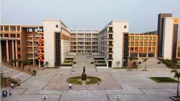 金山湖旁边新建的学校,金山湖教育基地