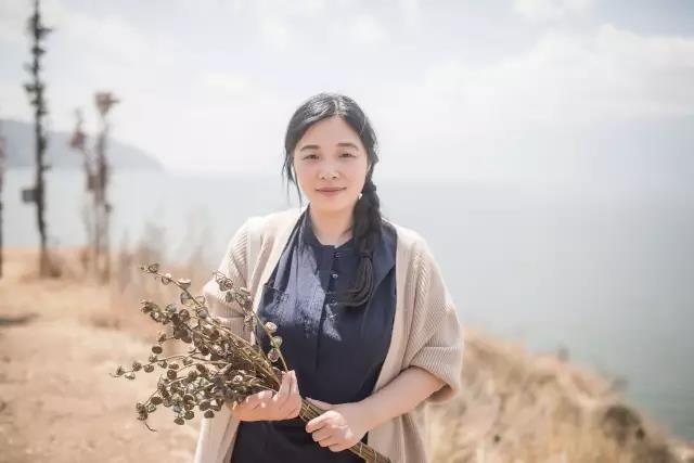 她离开城市回到故乡造了一个卖蛋糕咖啡的公益图书馆