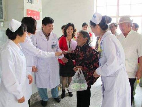 鎹釜瑙掑害鐪嬩腑鍥戒笌缇庡浗,涓鐪嬪尰鐢熺殑宸埆