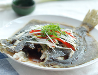 清蒸多宝鱼肉质鲜嫩一点都不腥,怎么清蒸多宝鱼好吃又简单