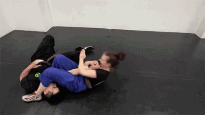 女生被扯头发防身小技巧,女生被陌生男掐脖子怎么办