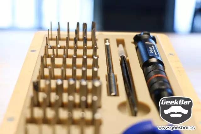 一套12合一的螺丝刀,一套小的螺丝刀