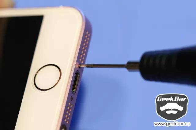 一套12合一的螺丝刀,一套小的螺丝刀