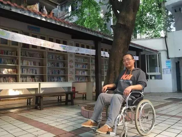 在身体“渐渐冰冻”的23年里，他用心温暖了1400多名学生