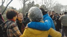 聚会，你肯定没这帮老家伙会折腾！等你老了，也这么玩