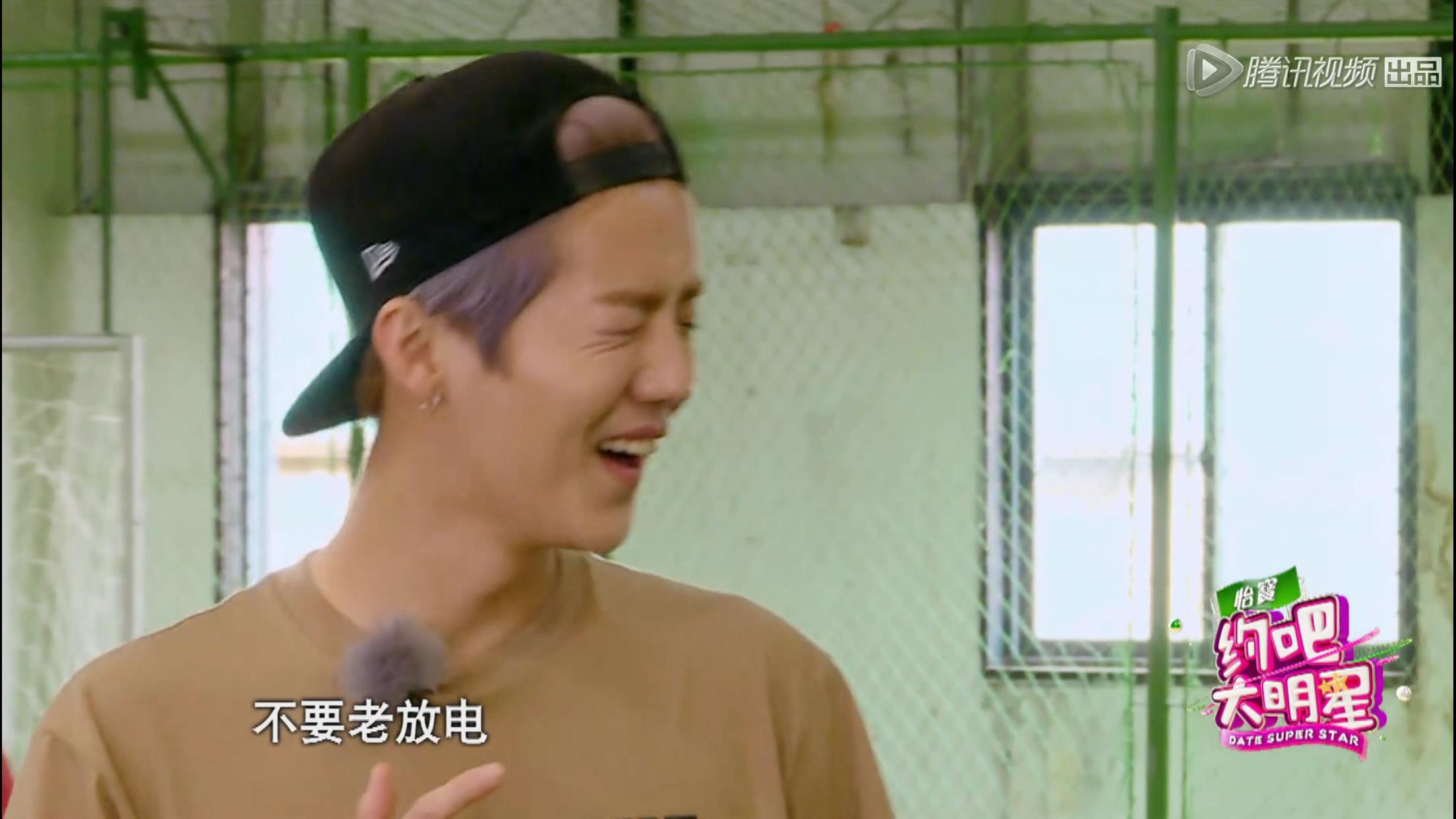 应采儿鹿晗名场面,鹿晗和应采儿比胳膊