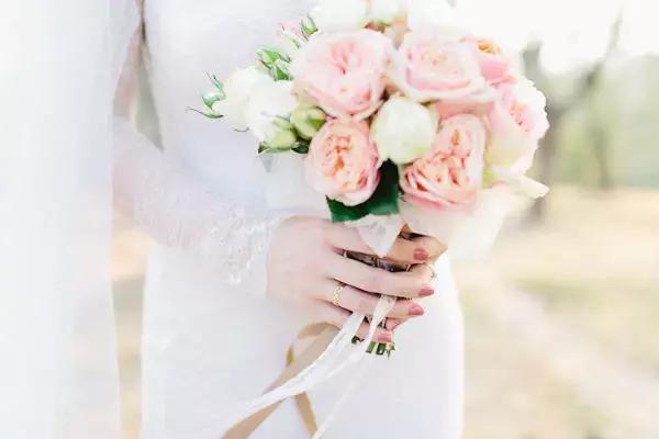 新娘手捧花20朵玫瑰代表什么,几支玫瑰花的寓意是什么呢