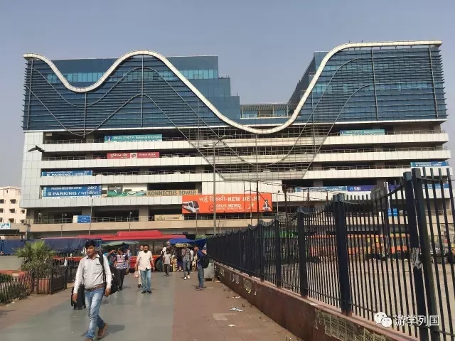 两个小姑娘只身前往印度遇到骗局,两个女孩被人骗到山里