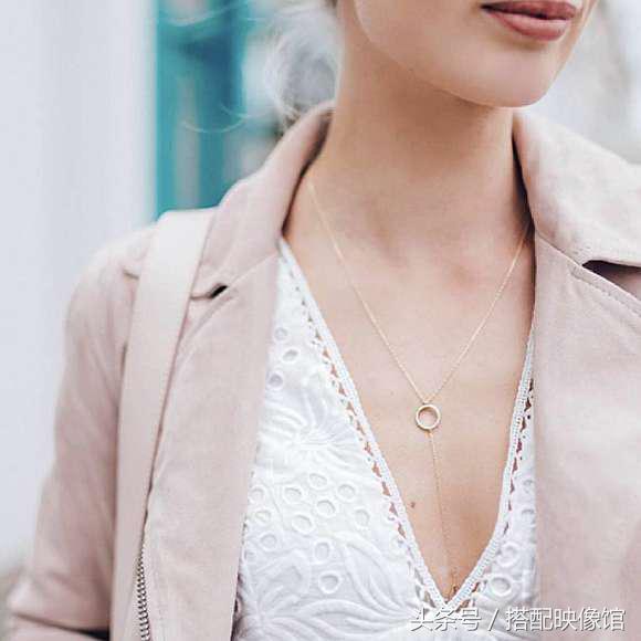 跟周冬雨学珠宝配饰搭配,周冬雨同款小众配饰