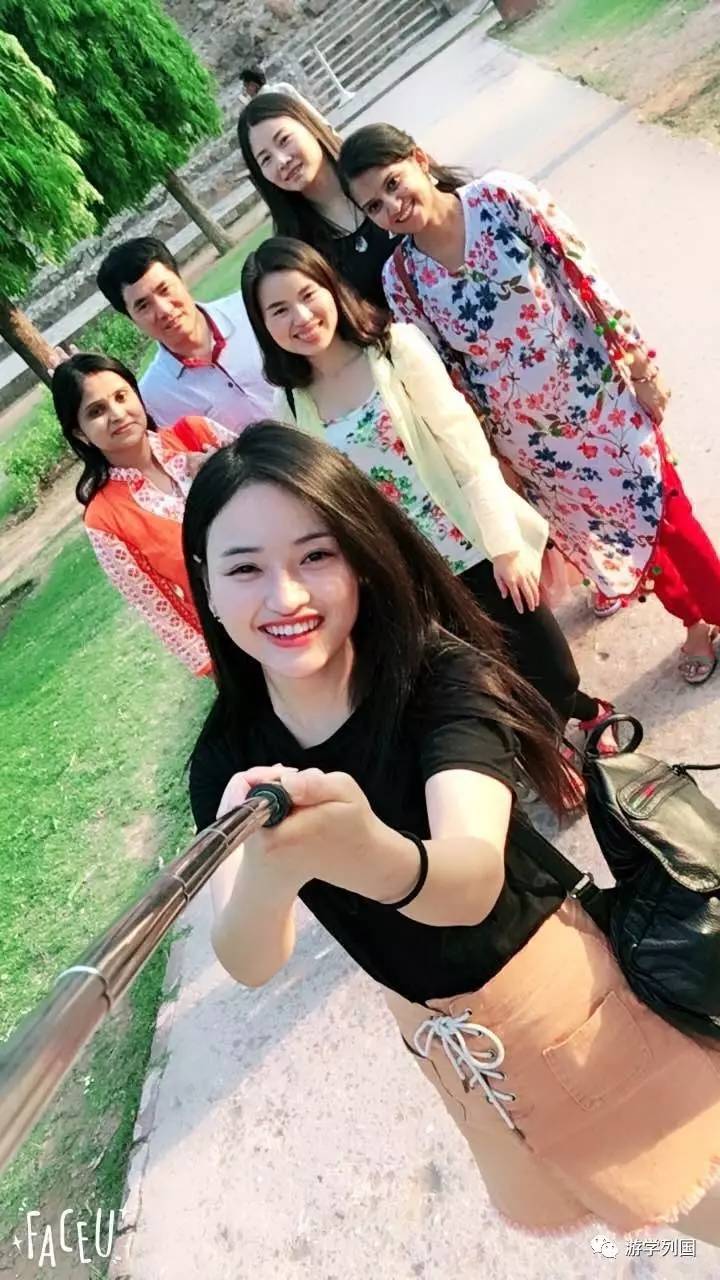 两个小姑娘只身前往印度遇到骗局,两个女孩被人骗到山里