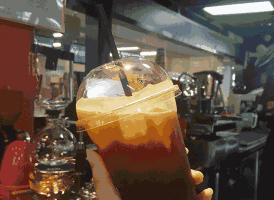 这座欧洲小城有个奇特壁画,这座中国魔幻建筑又把老外惊呆了