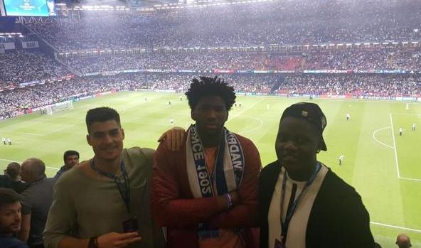 带伤也要观战欧冠，NBA球星爱足球的真多，詹皇库里是铁粉