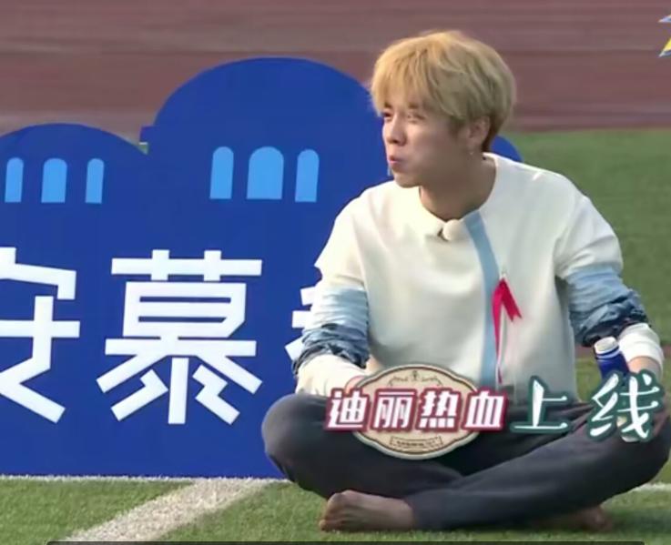 那么多路人甲都阻挡不了,鹿晗和热巴十指相扣对视