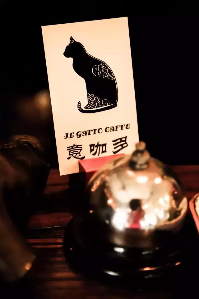 一对夫妻一墙之隔开两家咖啡店，上演的不是相爱相杀，而是了解