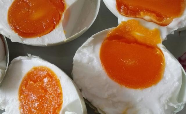 腌鸭蛋油最好的方法,腌鸭蛋的腌制方法和配料