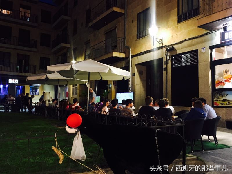 西班牙夺冠民众庆祝,西班牙居民狂欢