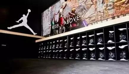 拉里·伯德之后美国白人球星几乎绝迹，乔丹一手遮天，征服所有黑人白人球迷