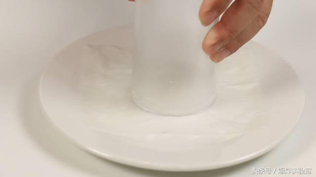 用一张纸巾放在杯子里不会漏水,用一张纸巾可以不脏手