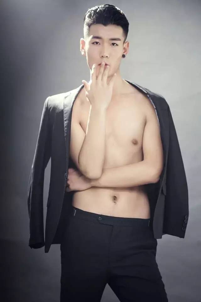 学院风格时装发布会,完整的服装发布会