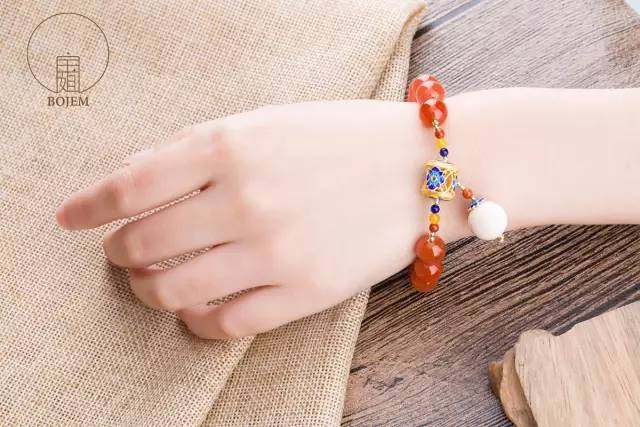 南红手串多年后有变化,南红手串跌价严重吗