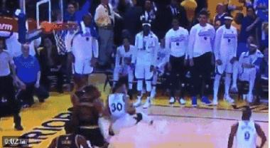 库里拜佛戏耍詹姆斯惹争议，球迷不干了：你球瞎子都看得二运了