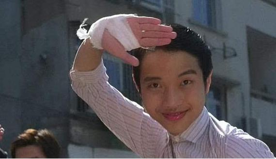 少林足球周星驰一脚把球踢上天,少林足球周星驰一脚踢出豹子