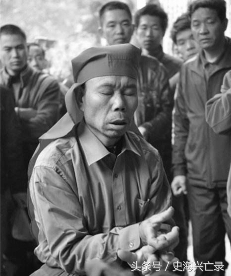 这军阀养了一个师的神棍，上战场画符念咒，发军饷用“死人钱”