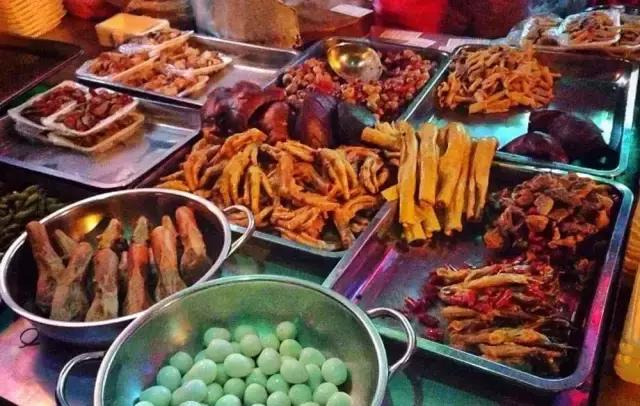 成都的夏夜，就适合穿起拖板儿鞋，整点卤菜，来盘冷啖杯！