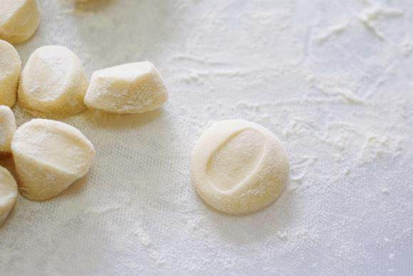 包饺子的好看又简单的方法教程,怎样包饺子又快又好看的详细教程