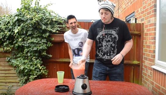 重口新高度！两男子“将活蛆搅碎后饮用”，看完我再也不想吃饭了