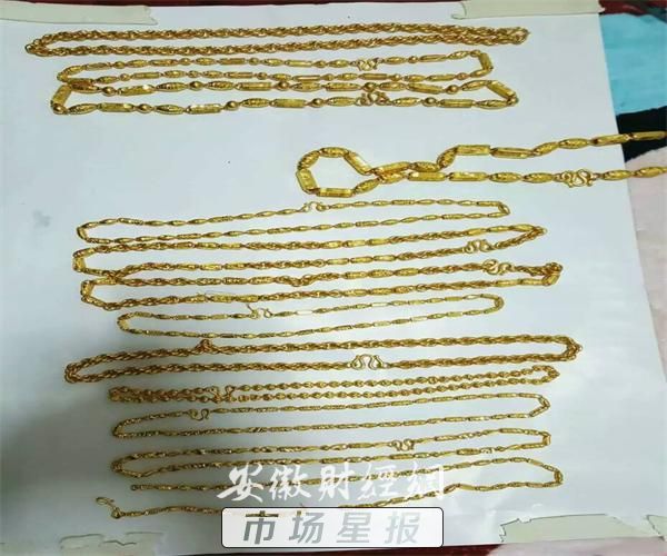 男子因没钱买烟持刀抢劫超市被抓,男子缺钱打起金店主意