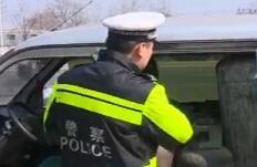 石家庄一面包车有些怪异被拦下结果惊呆了交警！