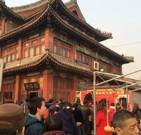 “送锅*局骗**”在天津上演，围观老人都被忽悠了，赶紧告诉家里人