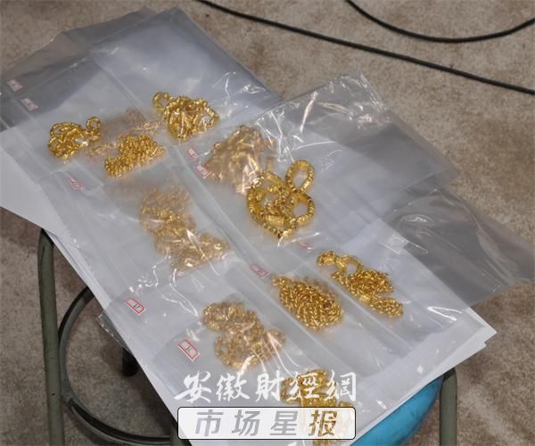 男子因没钱买烟持刀抢劫超市被抓,男子缺钱打起金店主意