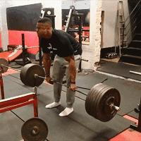 用雕刻刀雕刻动物,用木头雕刻熊猫