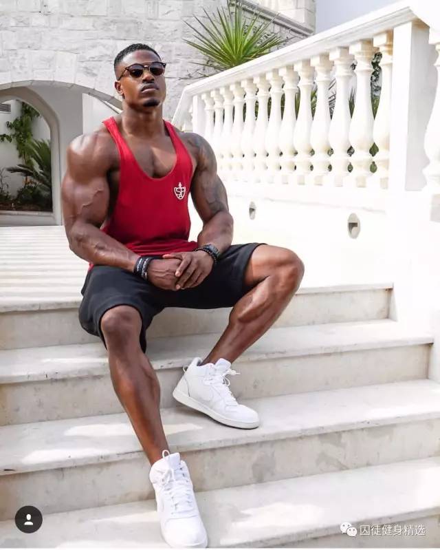 用雕刻刀雕刻动物,用木头雕刻熊猫