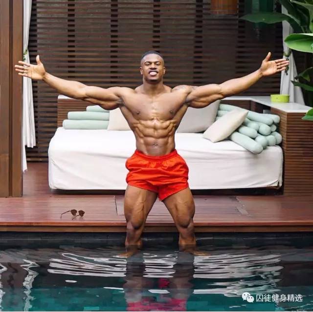 用雕刻刀雕刻动物,用木头雕刻熊猫