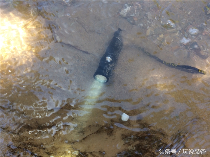 能给手机充电也能当支架,能给手机充电能连wifi的充电宝