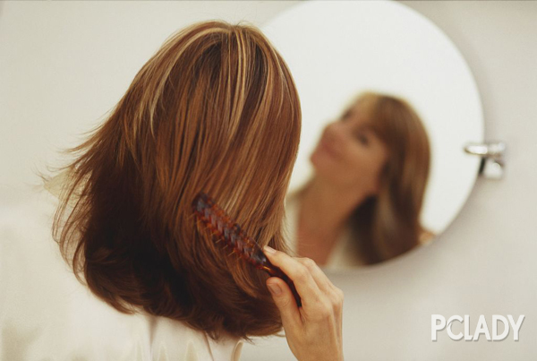 夏天头发总是湿的怎么回事,为什么头发黏黏腻腻的