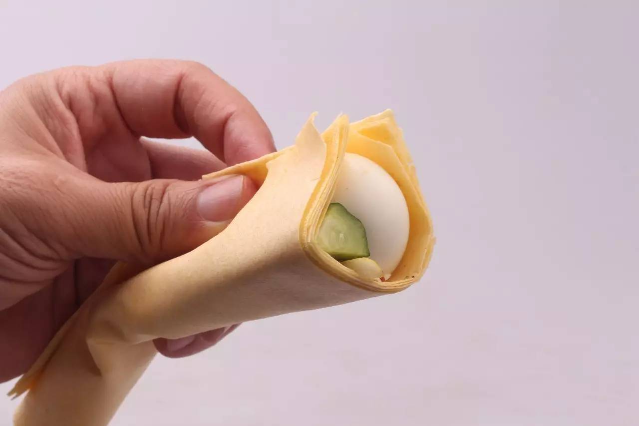 一盒让你忘掉手抓饼的山东煎饼，每一口都能吃出康师傅鸡蛋卷的味