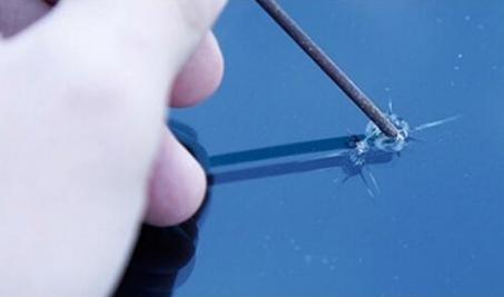 汽车挡风玻璃被小石子砸了怎么办,汽车玻璃被小石子砸了个洞怎么办