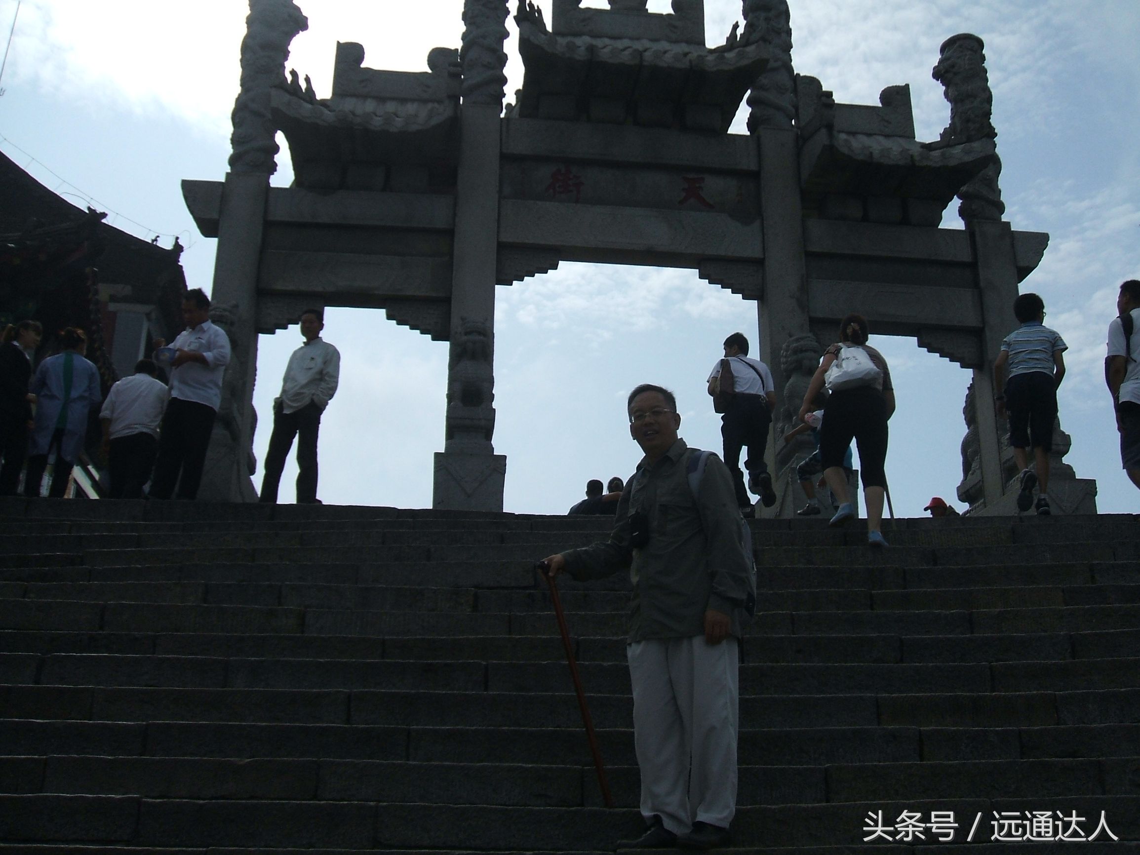 身为泰安人第一次爬泰山,陪爷爷爬泰山感慨朋友圈