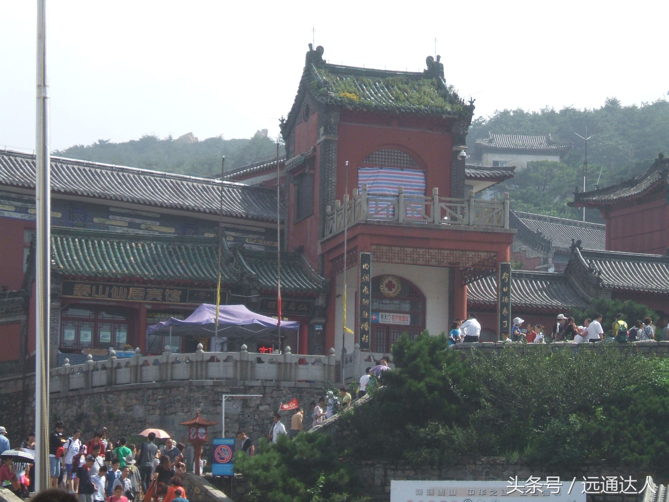 身为泰安人第一次爬泰山,陪爷爷爬泰山感慨朋友圈