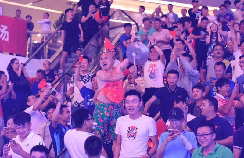 苏宁“第二主场”首次走进徐州,近千余名球迷为中国男足加油