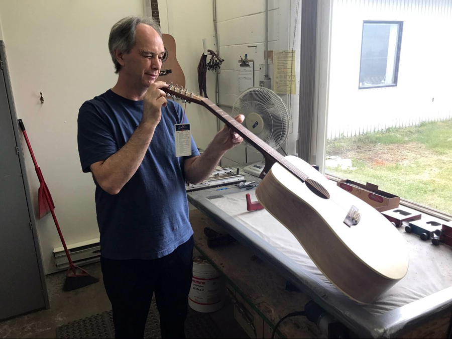 极速快报:弘力乐器2017加拿大Godin吉他工厂参观第一天