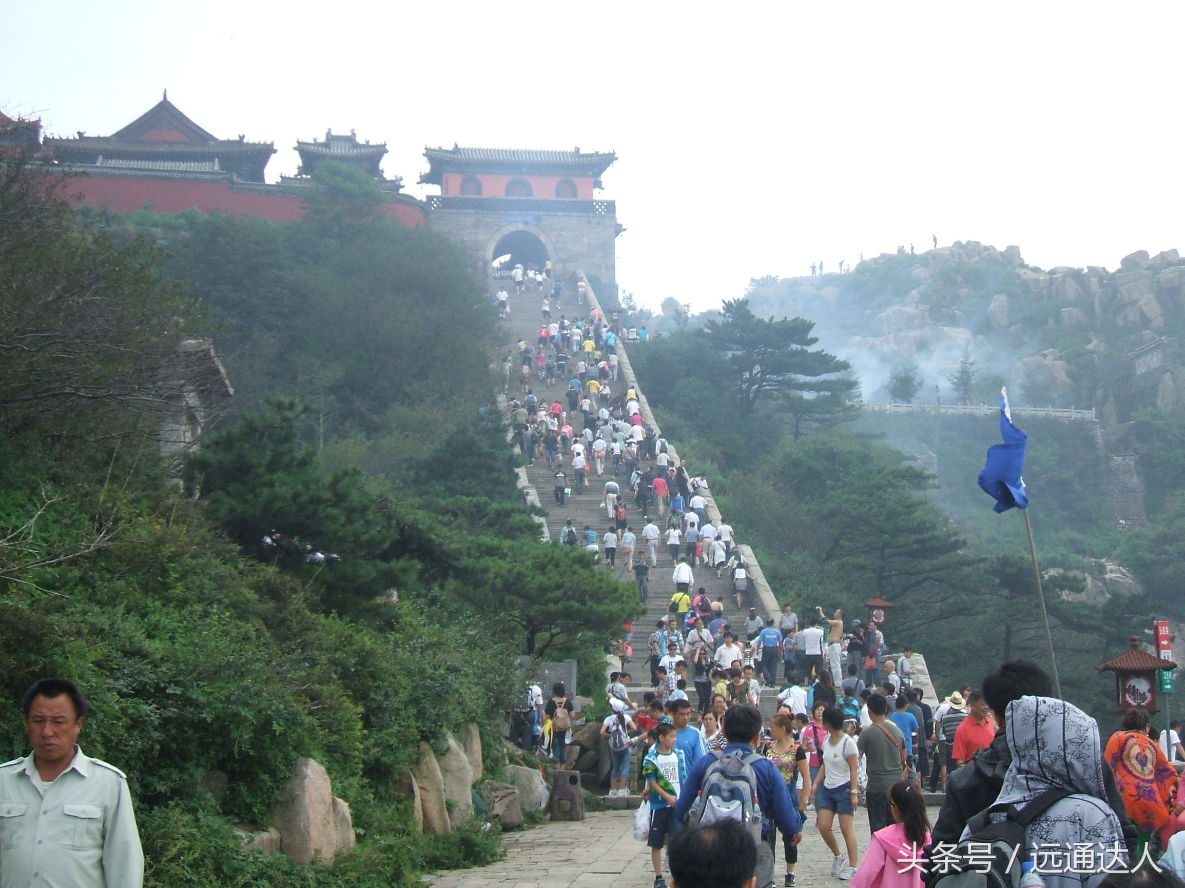 身为泰安人第一次爬泰山,陪爷爷爬泰山感慨朋友圈