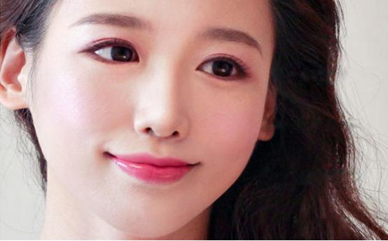 如何画唇妆显嘴小,baby微笑唇化妆步骤